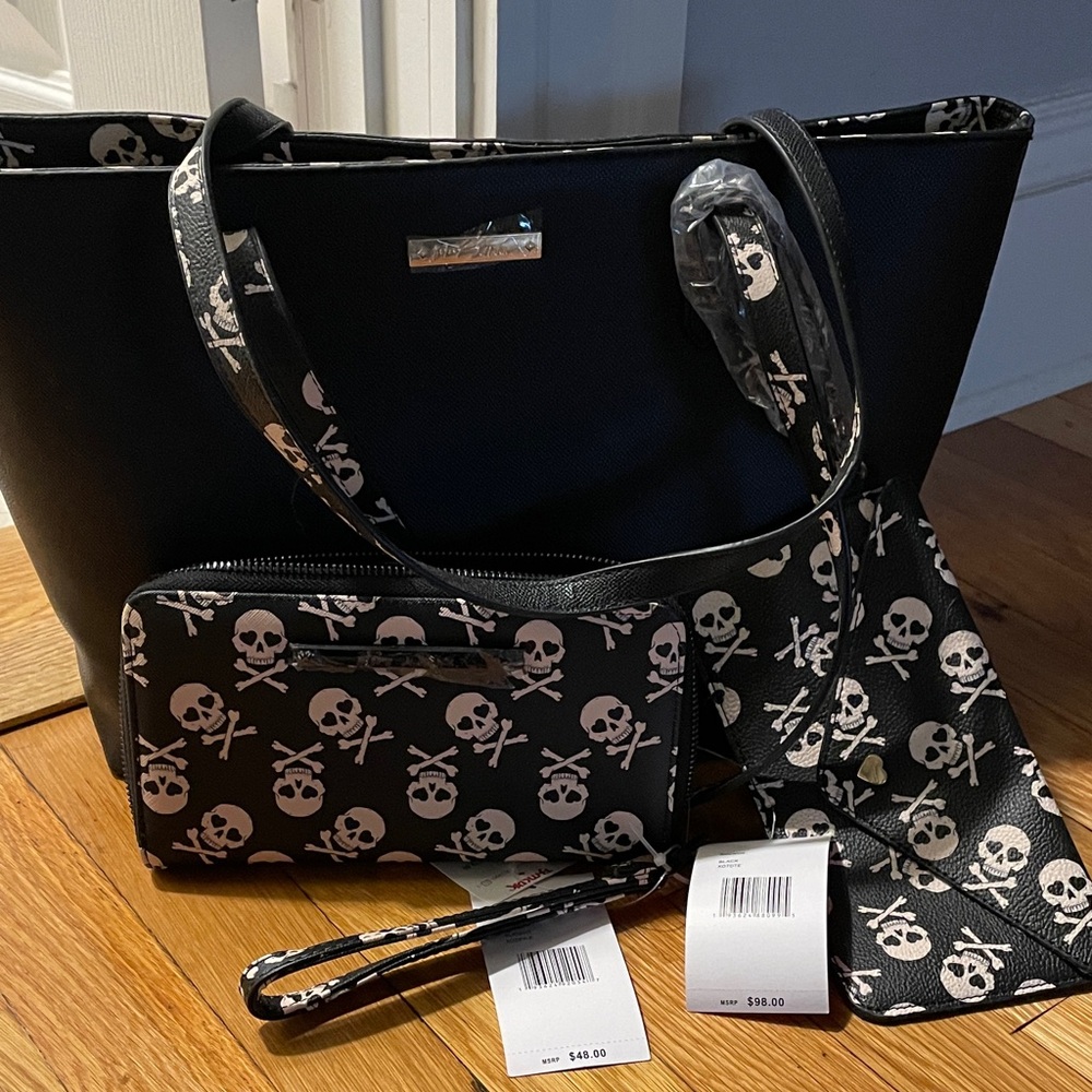 Betsey Johnson Black Skull Tote Bag Set